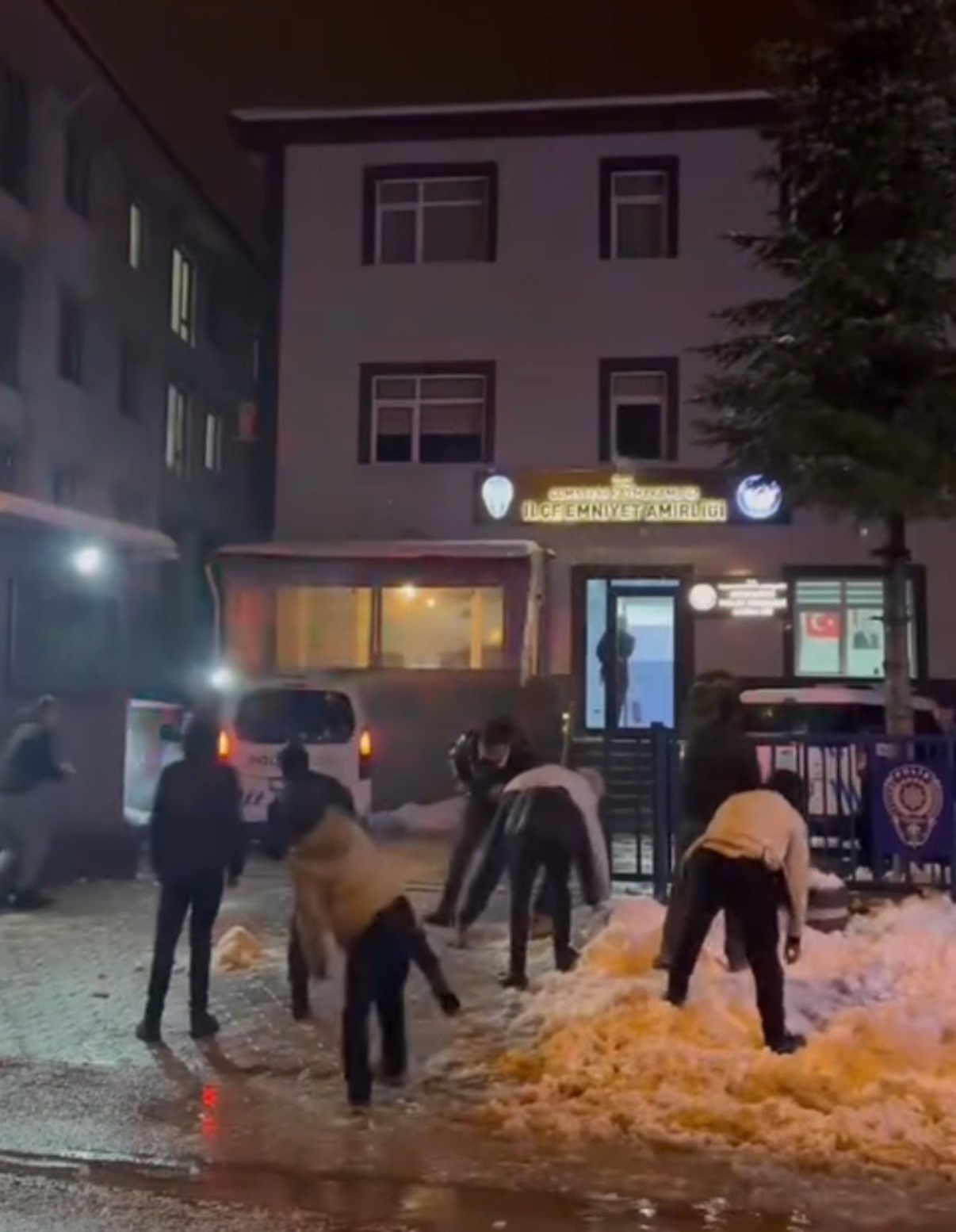 Gençler karakolda polislerle kartopu oynadı
