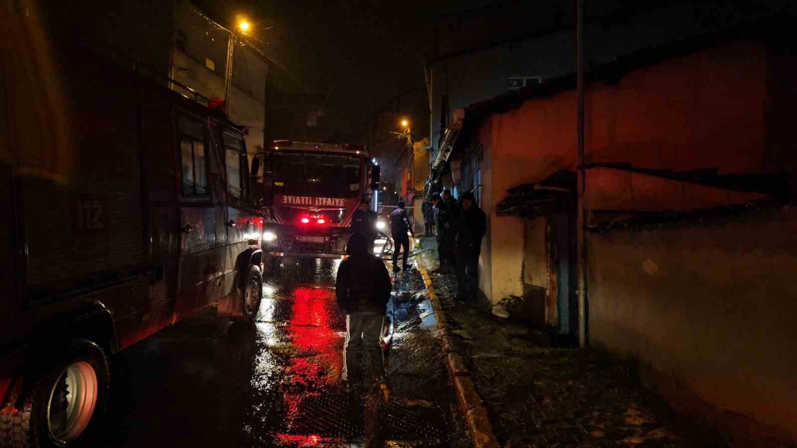 Beyoğlu’nda gecekondu alevlere teslim oldu
