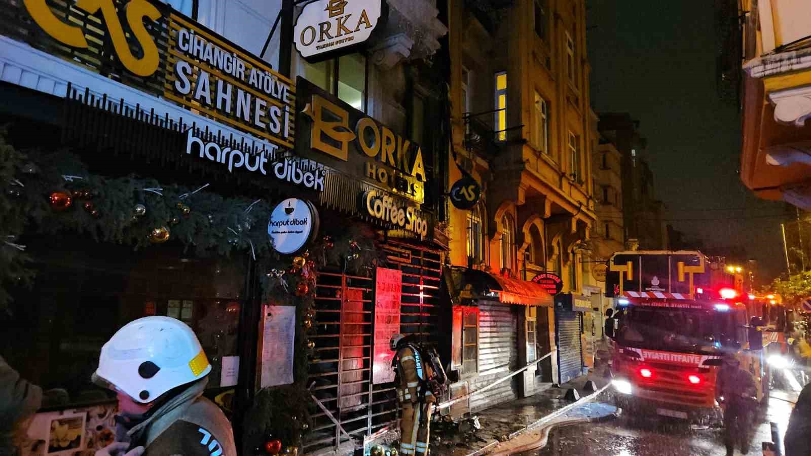 Beyoğlu’nda korkutan otel yangını
