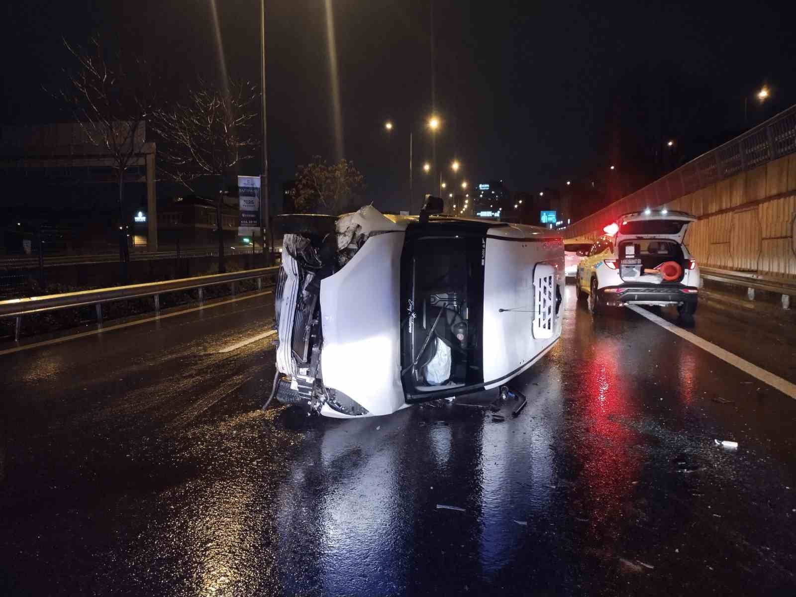 Bariyere çarpan hafif ticari araç yan yattı
