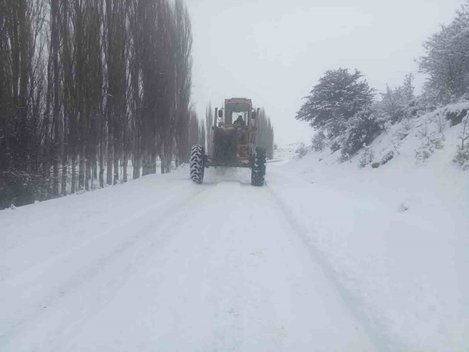 Mersin Mut’ta karla kaplanan yollar açıldı
