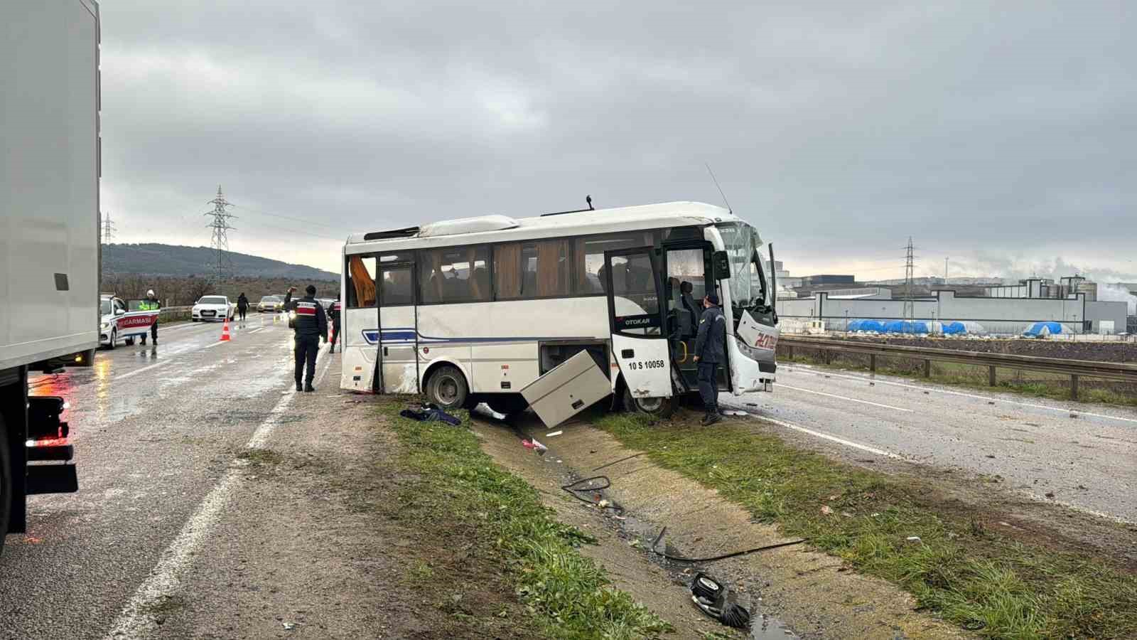 Balıkesir’de işçi servisi kaza yaptı: 4 yaralı