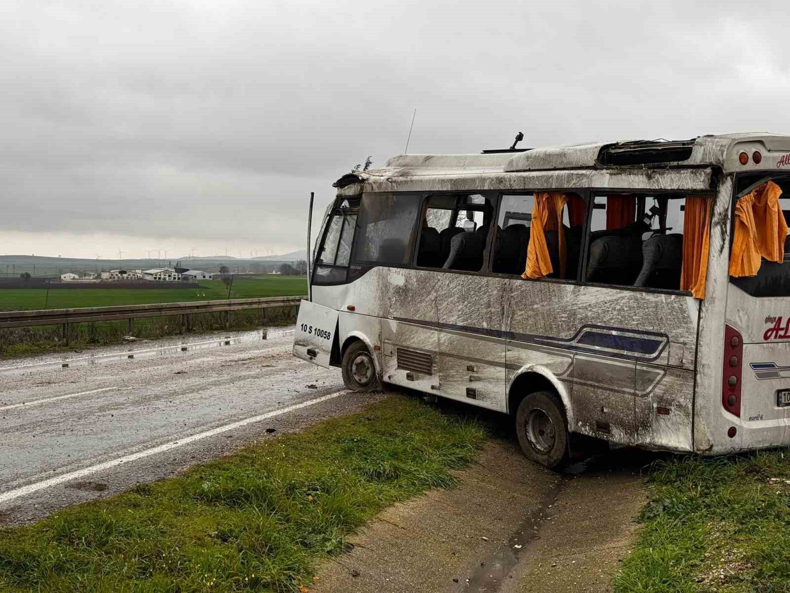 Balıkesir’de işçi servisi kaza yaptı: 4 yaralı
