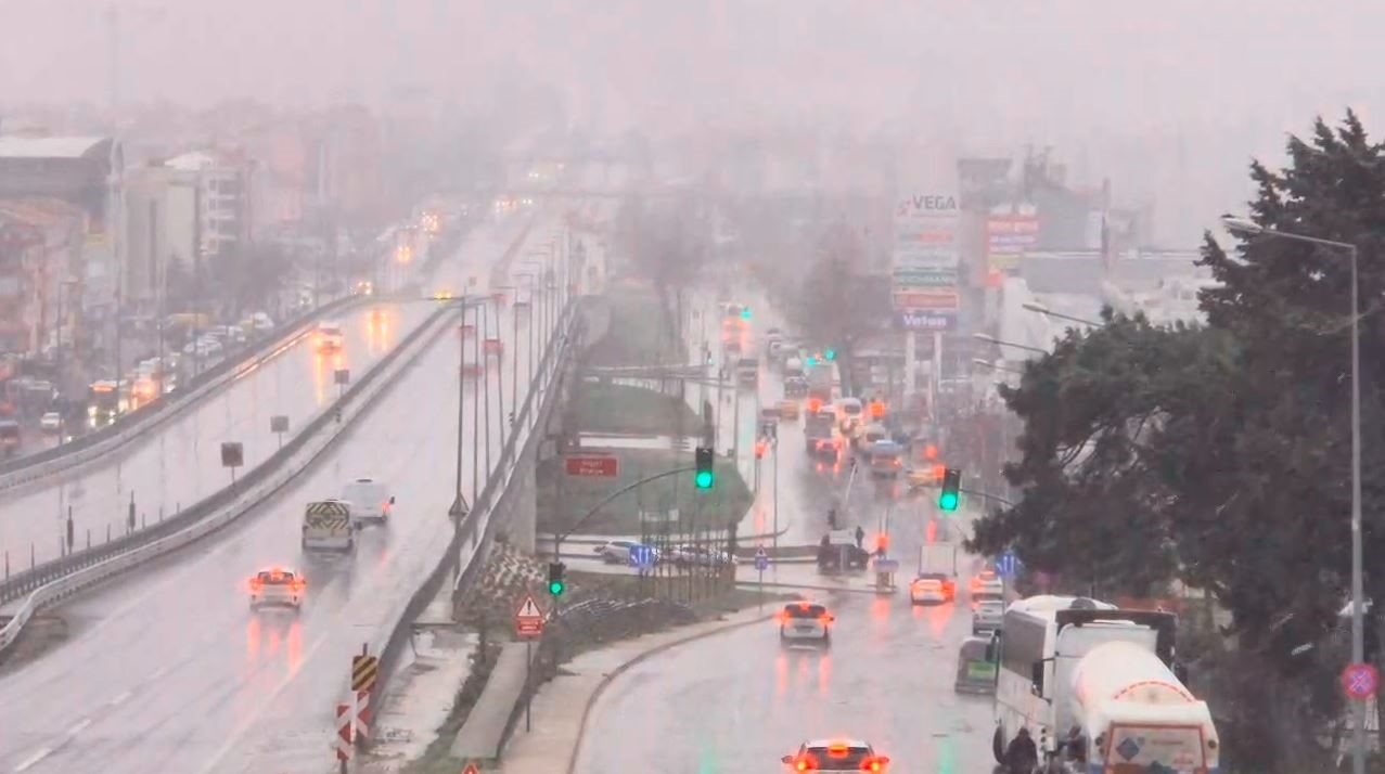 Silivri’de kar yağışı etkili oldu