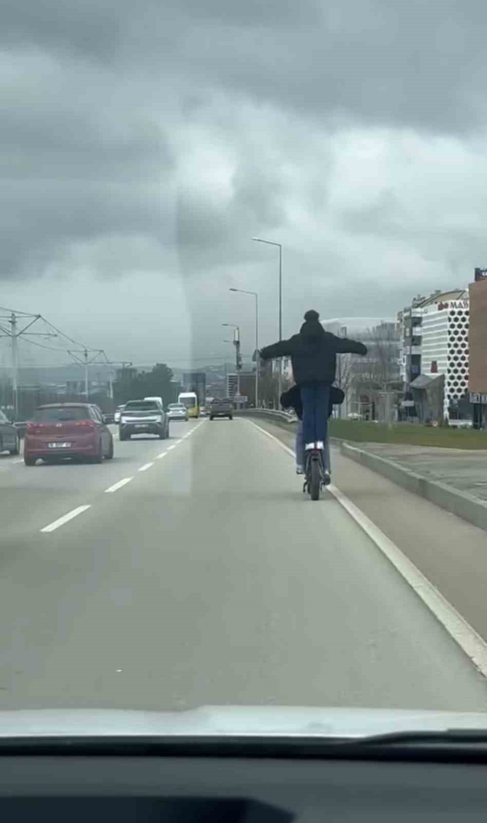 Seyir halinde kendisini kuş zannetti...İlginç anlar kamerada