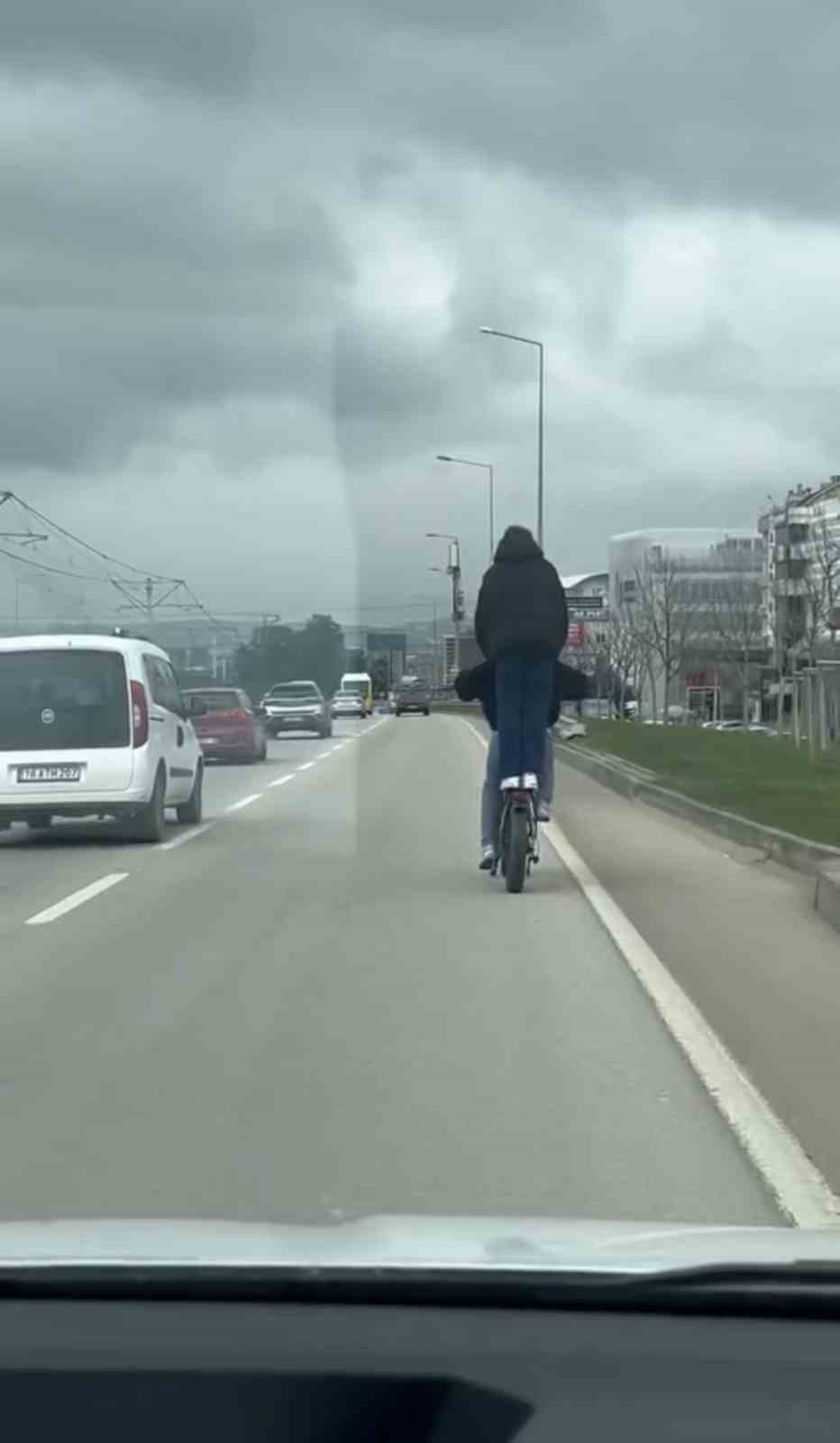 Seyir halinde kendisini kuş zannetti...İlginç anlar kamerada
