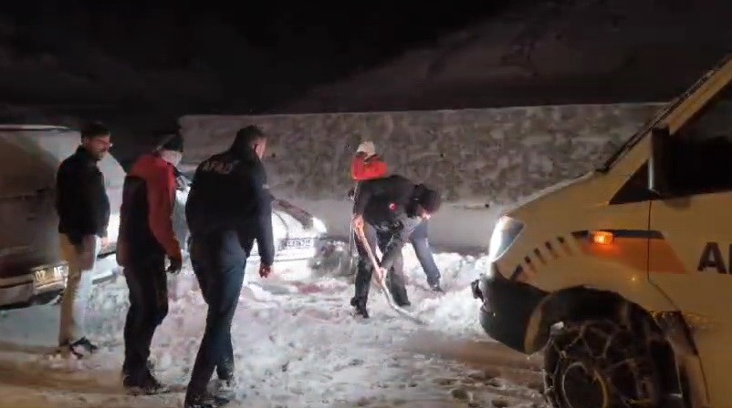 Karda mahsur kalan vatandaşlar kurtarıldı