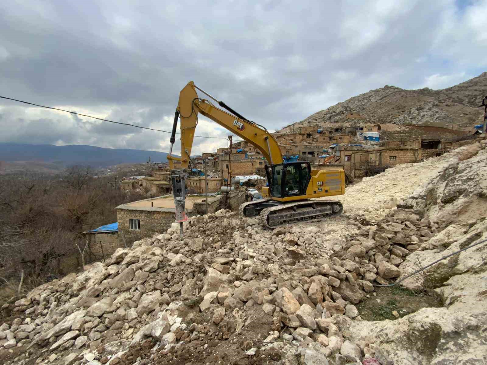 Siirt’te 30 yıl sonra o köye mahalle yolu yapılıyor
