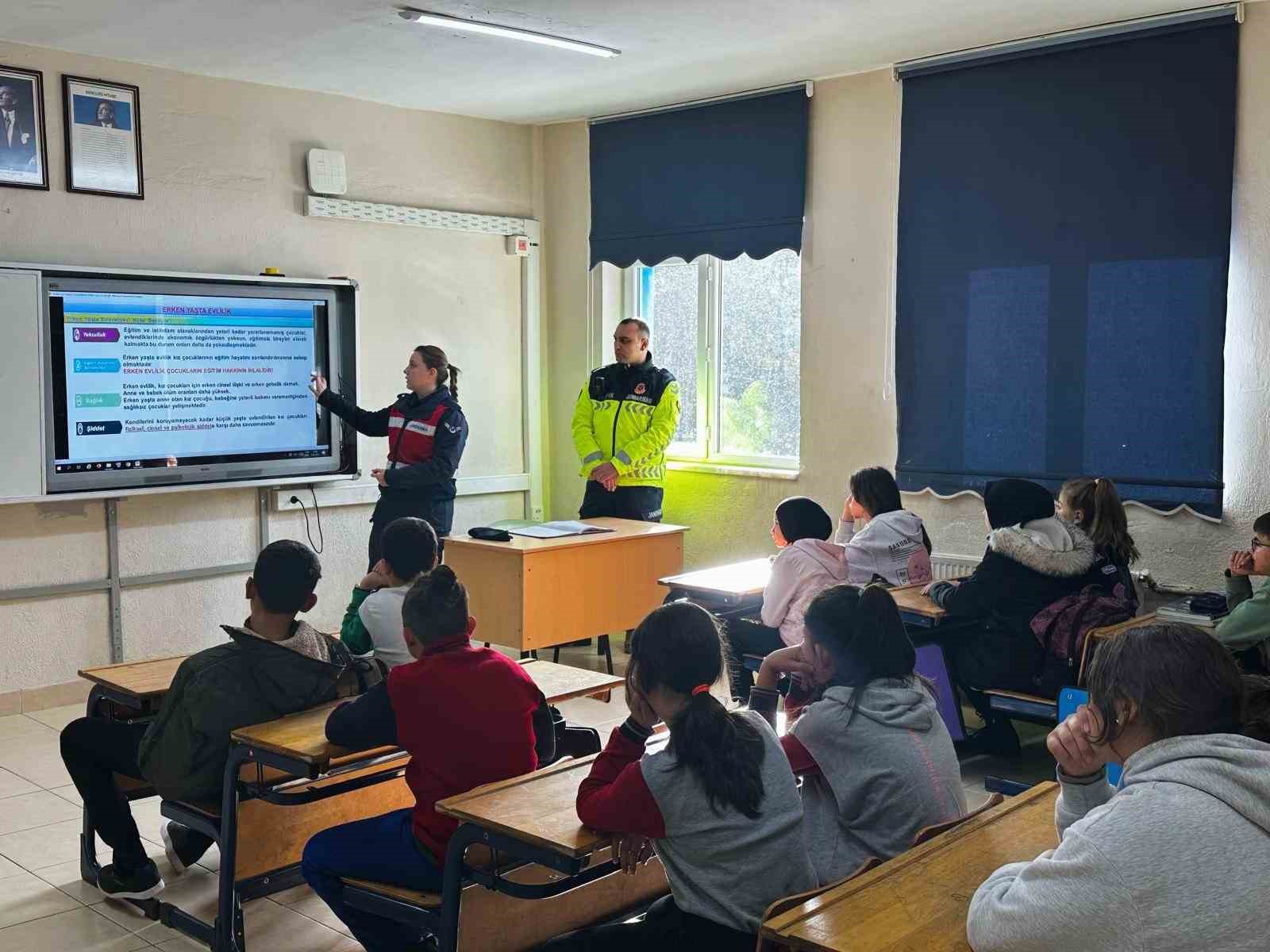 Kütahya’da jandarmadan öğrencilere eğitim
