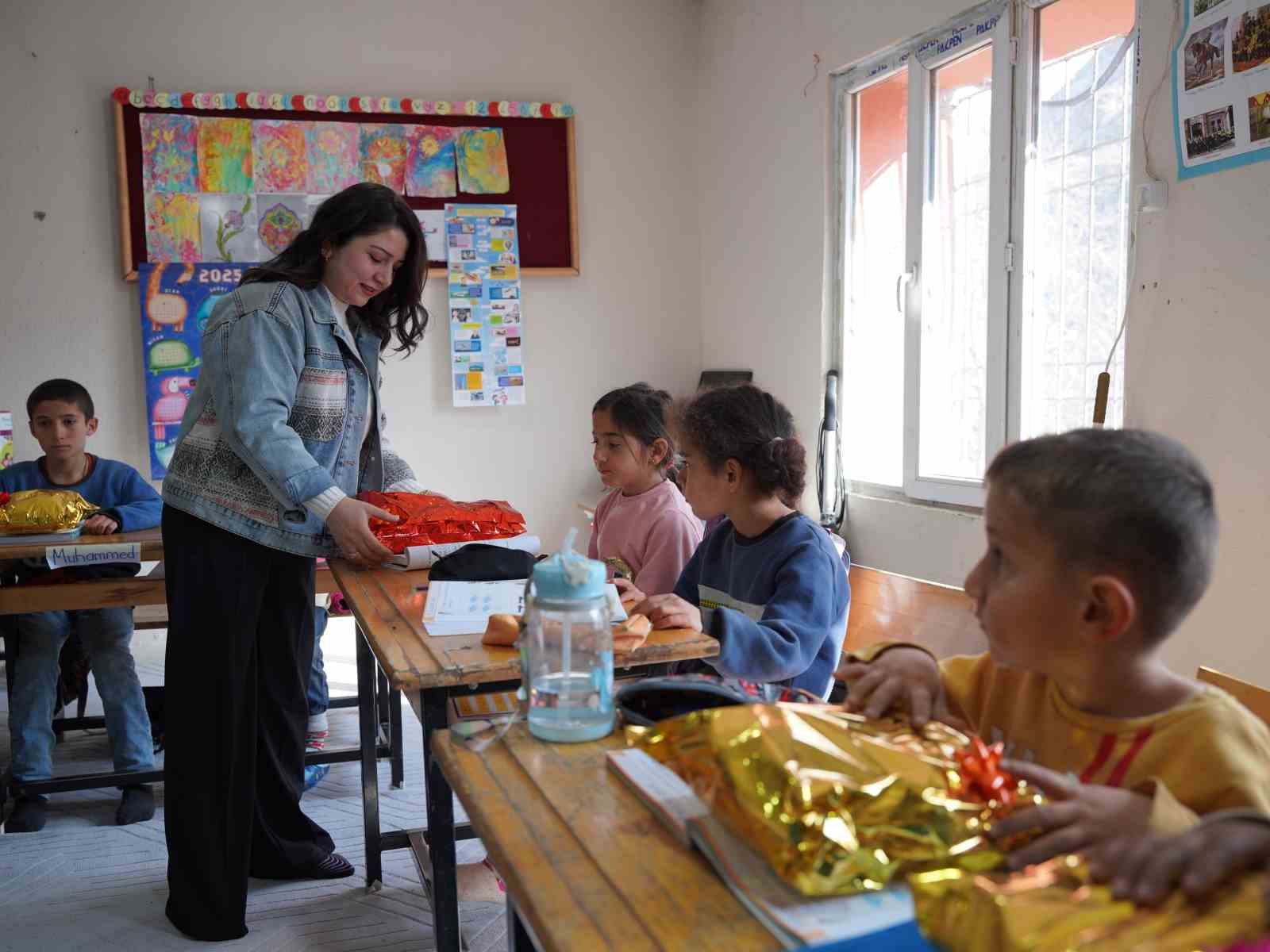 Şırnak’ta kadınların ördüğü bere, atkı ve eldiveneler öğrencilere dağıtıldı
