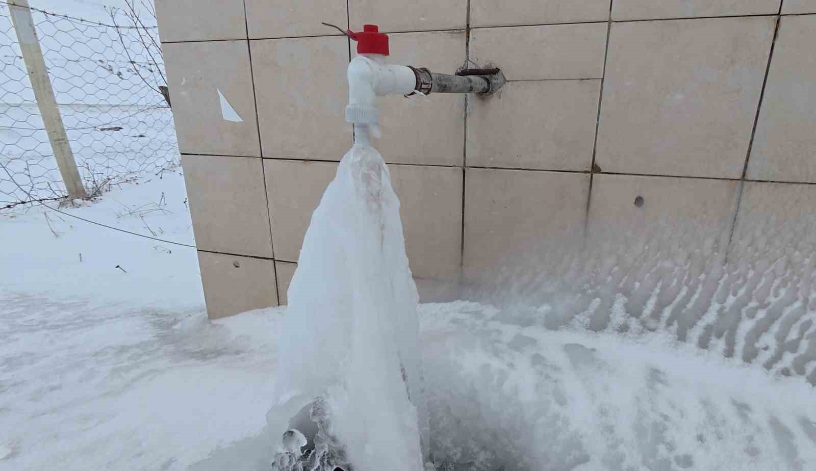 Bin 350 rakımlı beldede &ccedil;eşmenin akan suyu buz tuttu
