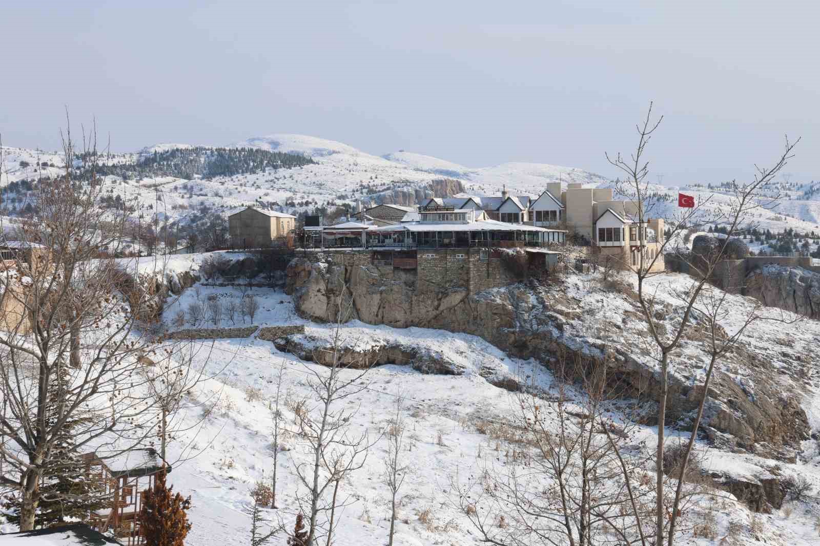 Beyaz gelinliğini giyen Elazığ’da dondurucu soğuklar başladı
