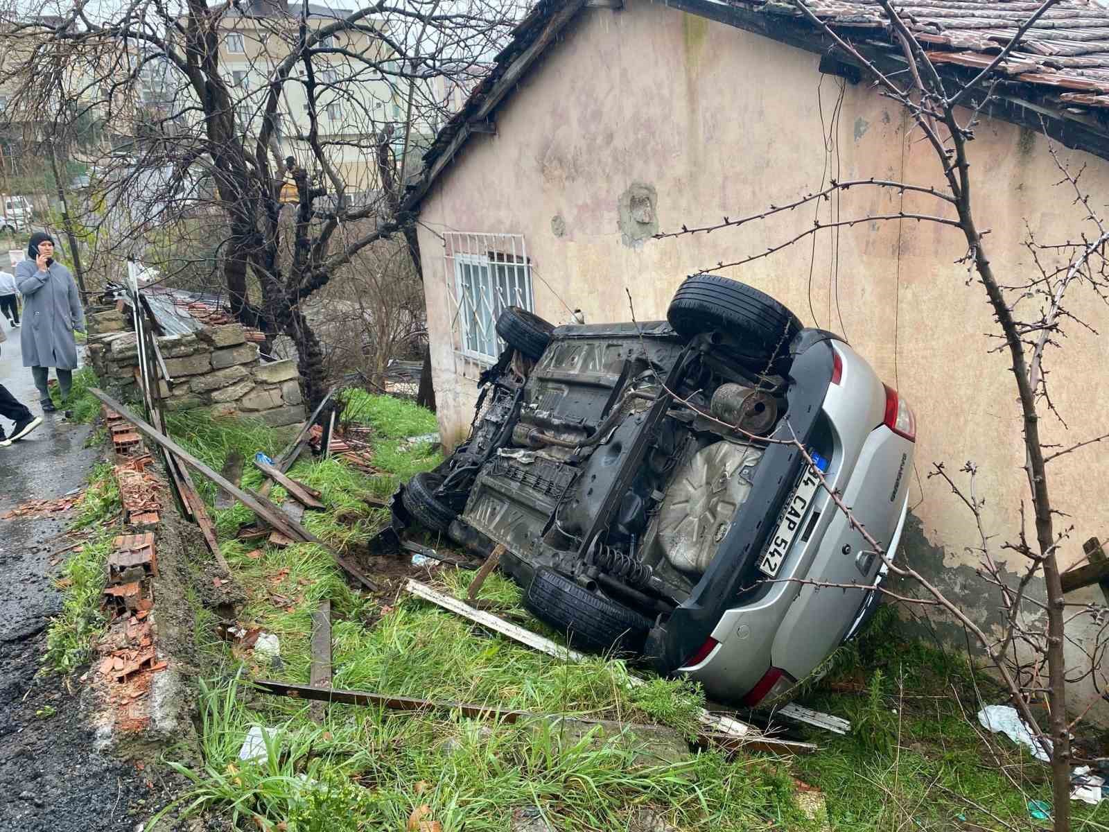 Ataşehir’de cip evin bahçesine uçtu: 1 yaralı
