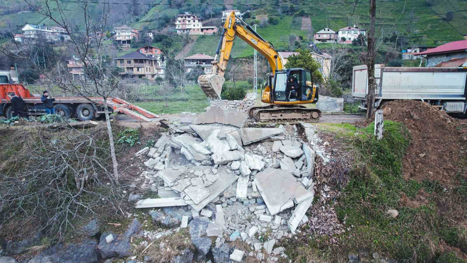 Rize Valisi İhsan Selim Baydaş: "Ruhsatsız yapıları yıkıyoruz, yıkmaya da devam edeceğiz"
