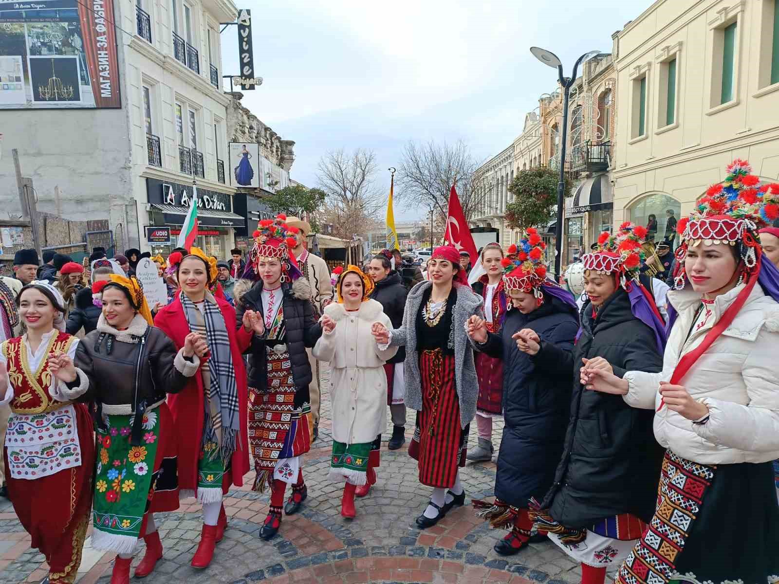 Uluslararası Balkan Halk Oyunları Festivali’nde renkli görüntüler oluştu
