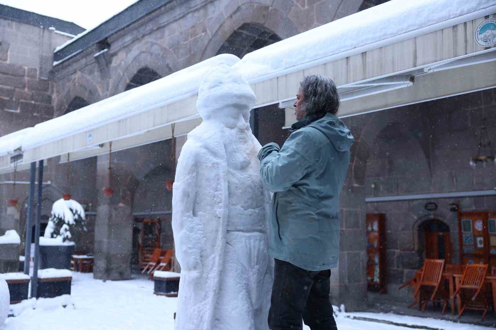 Kayseri’de kar, sanatçıların ellerinde Mimar Sinan’a dönüştü
