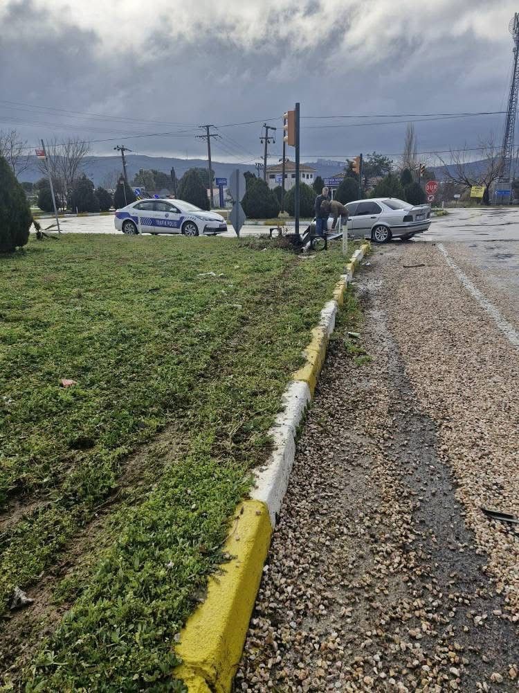 Trafik ışıklarına çarptı