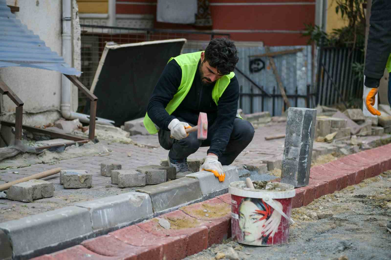 Esenyurt’ta yıllardır bozuk olan yollar yenileniyor
