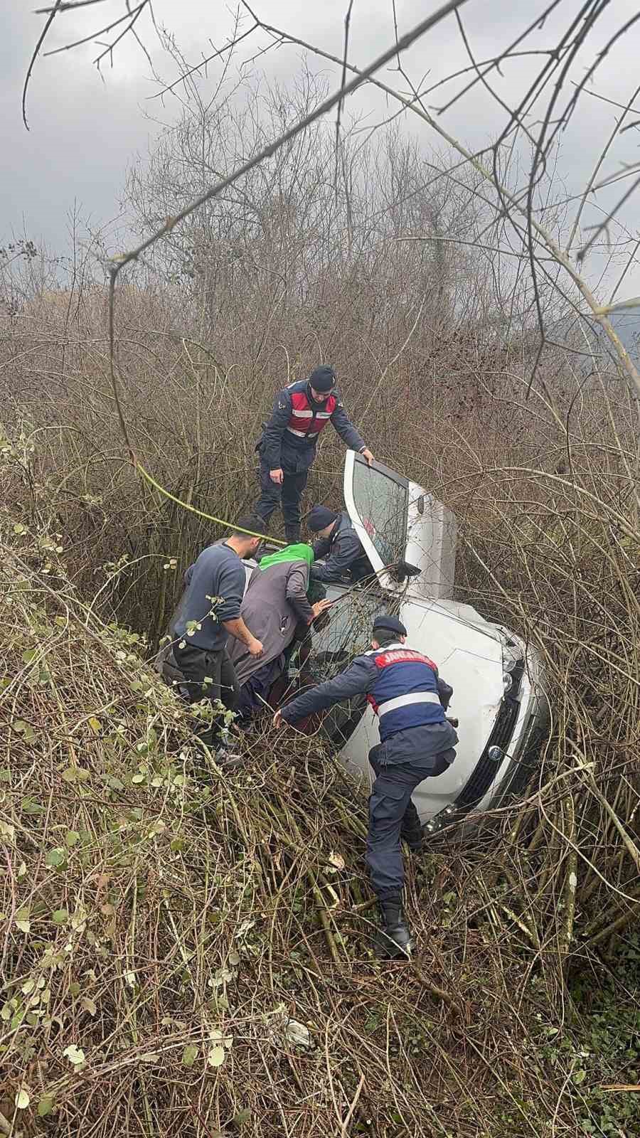 Otomobil şarampole uçtu: 2 yaralı
