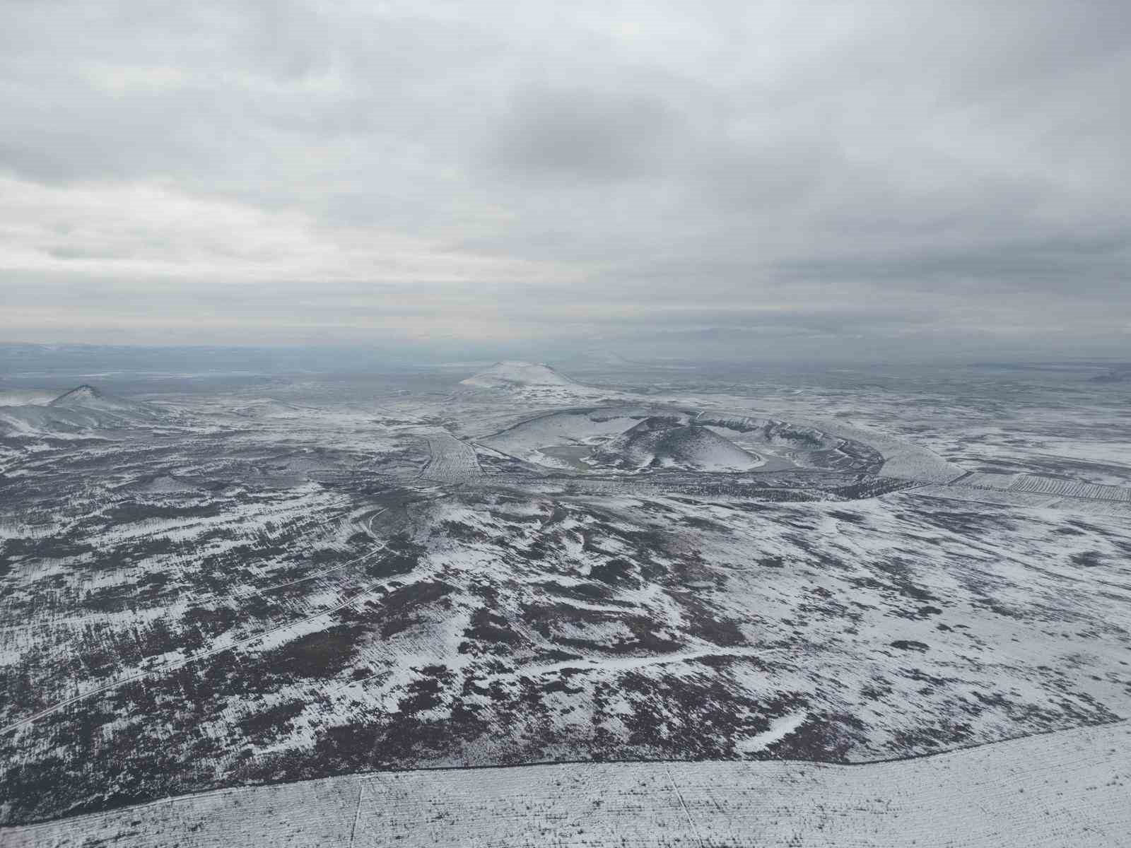 Meke Gölü’ne kar yağdı, eşsiz manzaralar oluştu
