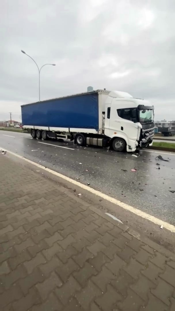 Sakarya’da tır ile sürücü kursu aracı çarpıştı: 4 yaralı