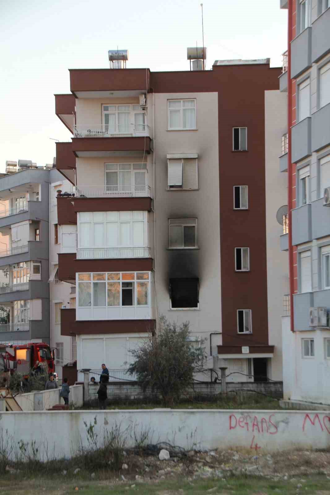 Yangında evleri küle döndü, kurtarılan kedilerinin yanında gözyaşı döktü
