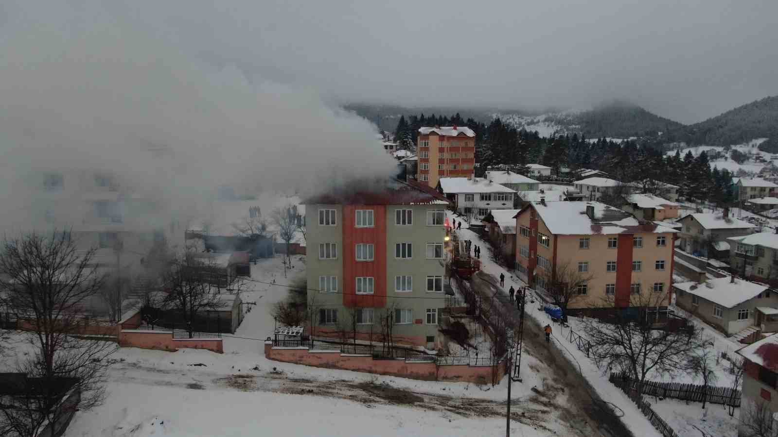 Kastamonu’da 4 katlı apartmanın çatısı yandı
