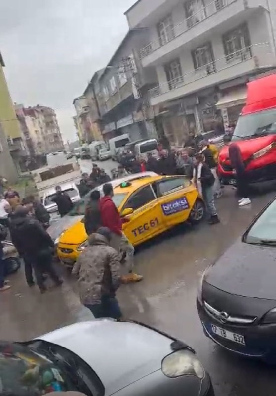 Aynasını kıran motokuryenin üzerine aracını sürdü: O anlar kamerada
