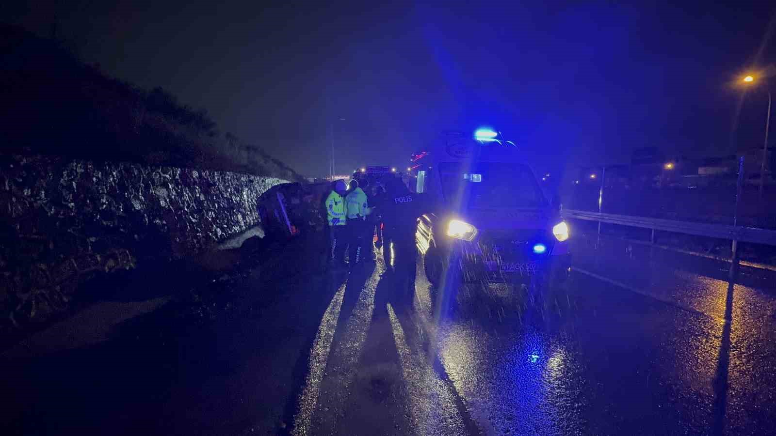 Otomobil ile çarpışan hafif ticari araç yan yattı: 5 yaralı