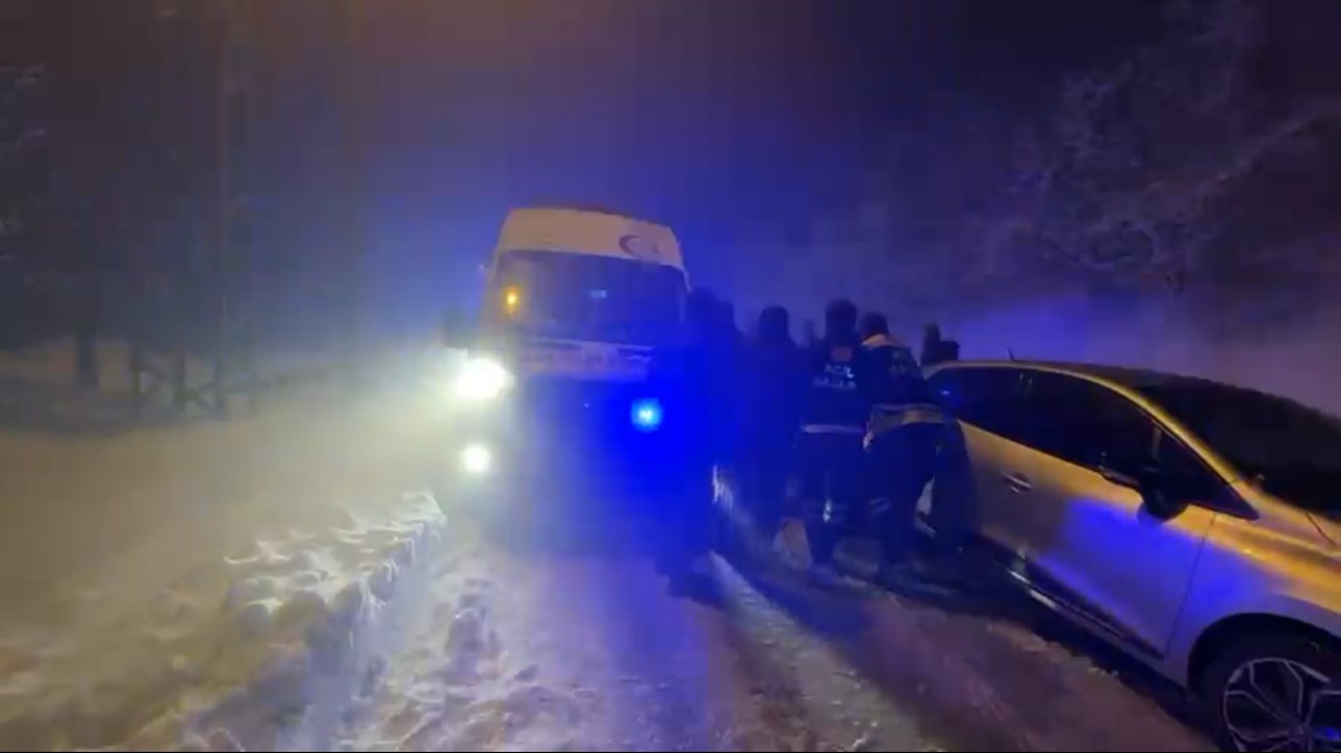 Düzce’de iki otomobil çarpıştı: 5 yaralı