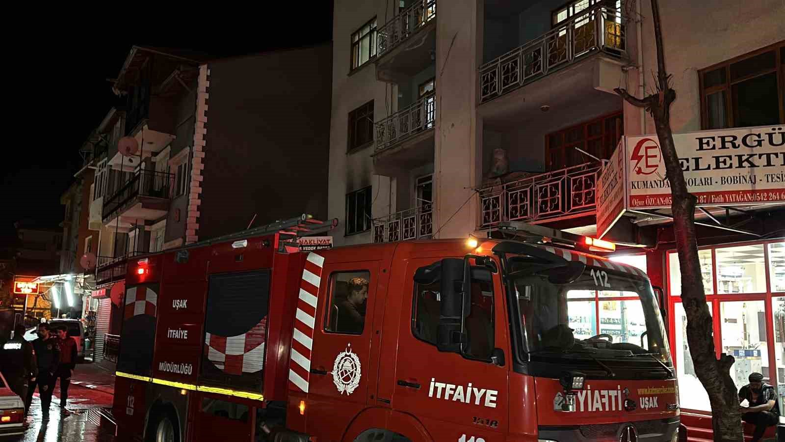 Uşak’ta apartman dairesinde çıkan yangın söndürüldü