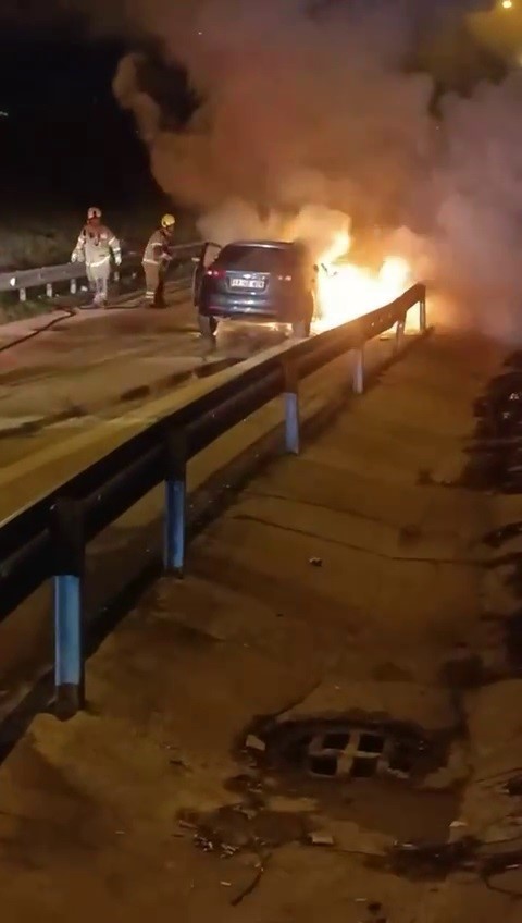 Otomobil alevlere teslim oldu: O anlar kamerada