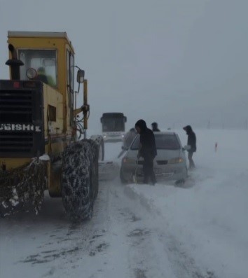 Erzincan’da yağışa hazırlıksız yakalanan sürücüler yolda kaldı, ekipler kurtardı