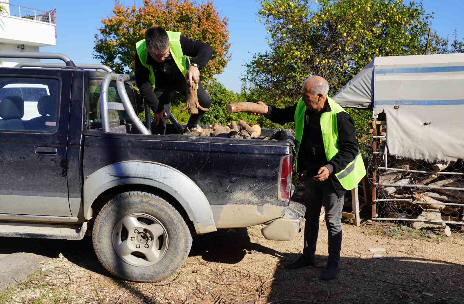 Mersin Erdemli&rsquo;de budanan dallar odun oluyor vatandaşların evleri ısınıyor
