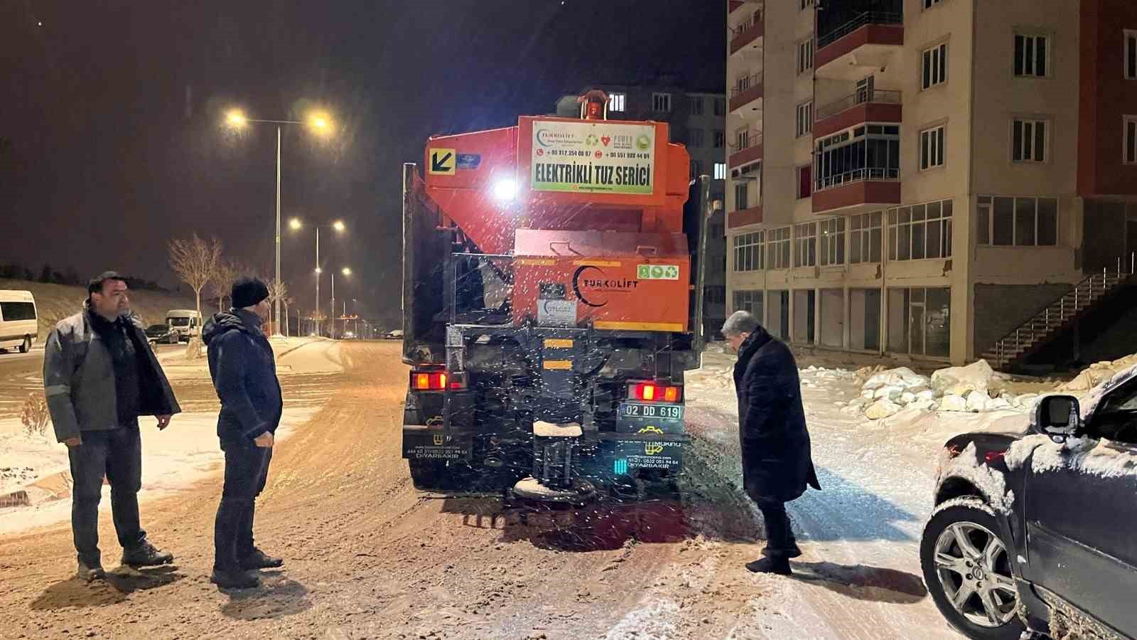 Besni’de kar temizleme ve tuzlama çalışmaları devam ediyor