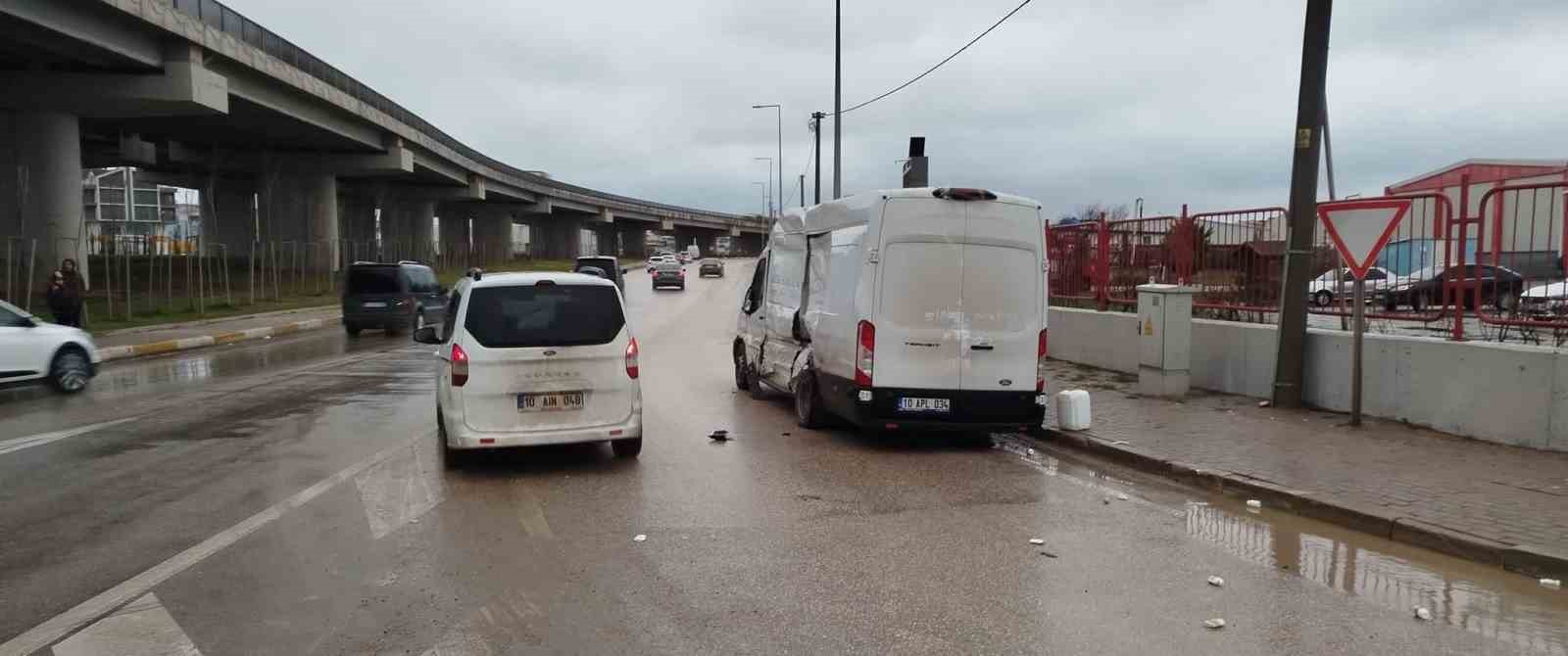 Bandırma’da TIR ile kamyonet çarpıştı: Yol kısa süre trafiğe kapandı