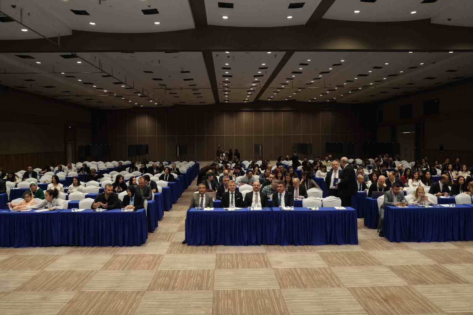 Rektör Hacımüftüoğlu: "Üniversitemiz, ilaç ve kimya alanında akademik ve endüstriyel iş birliklerine öncülük etmektedir"