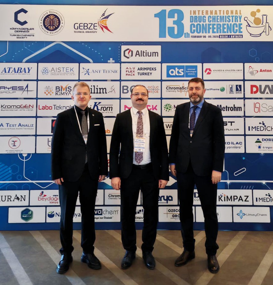 Rekt&ouml;r Hacım&uuml;ft&uuml;oğlu: "&Uuml;niversitemiz, ila&ccedil; ve kimya alanında akademik ve end&uuml;striyel iş birliklerine &ouml;nc&uuml;l&uuml;k etmektedir"
