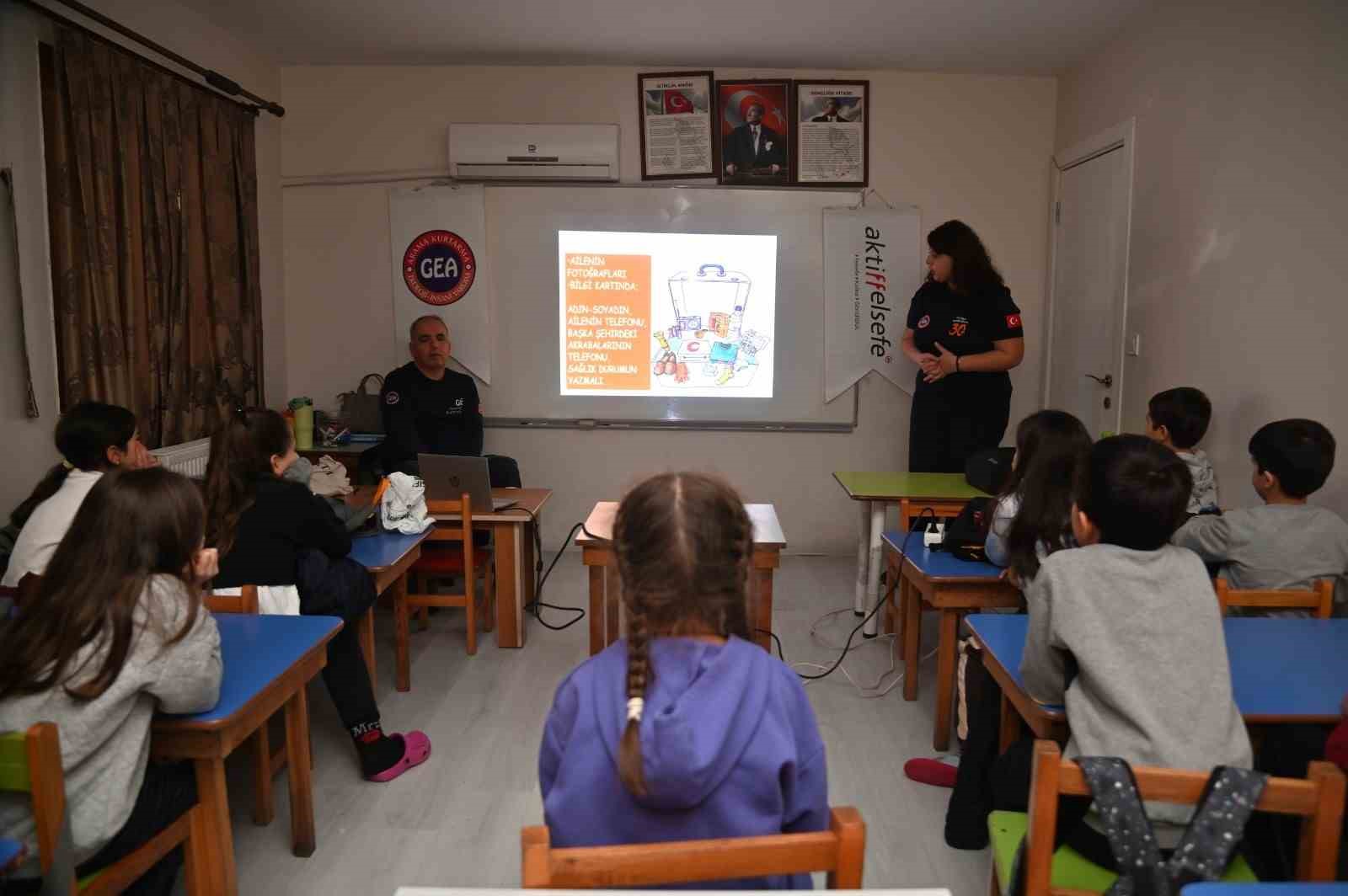 &Ccedil;KSM&rsquo;li &ccedil;ocuklara deprem bilinci eğitimi veriliyor
