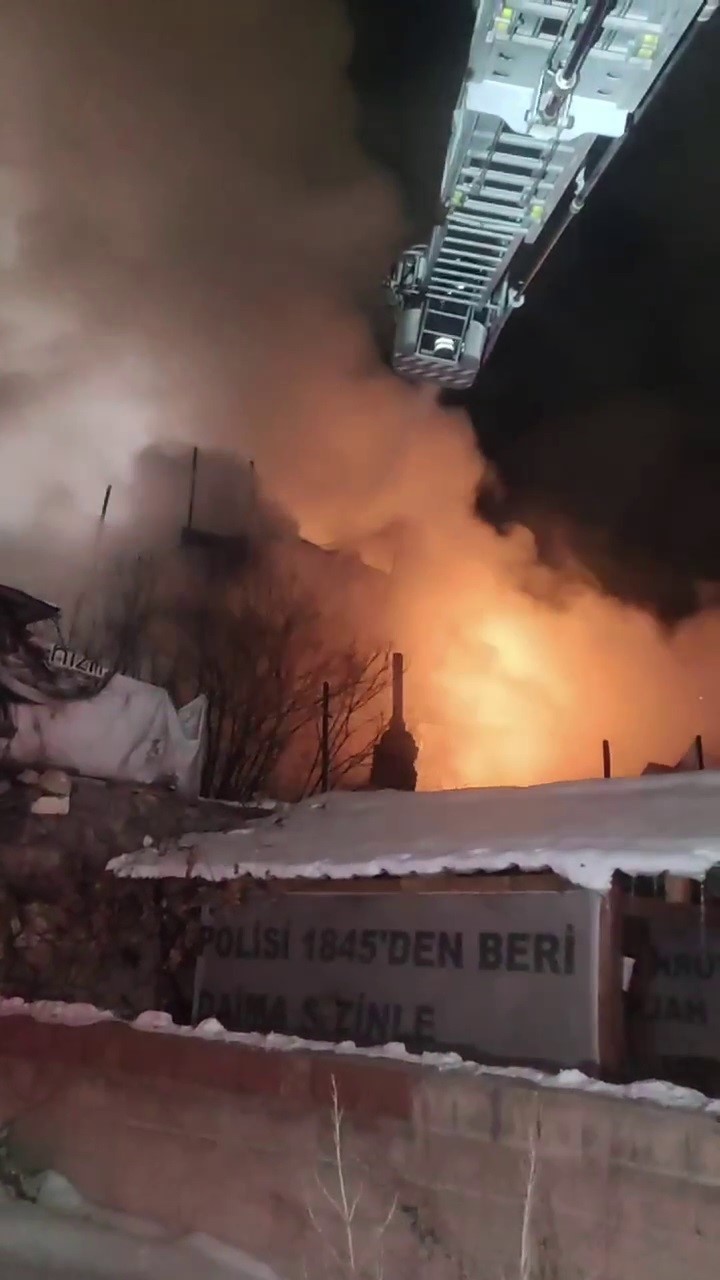Sivas’ta gecekondunda çıkan yangın geceyi aydınlattı