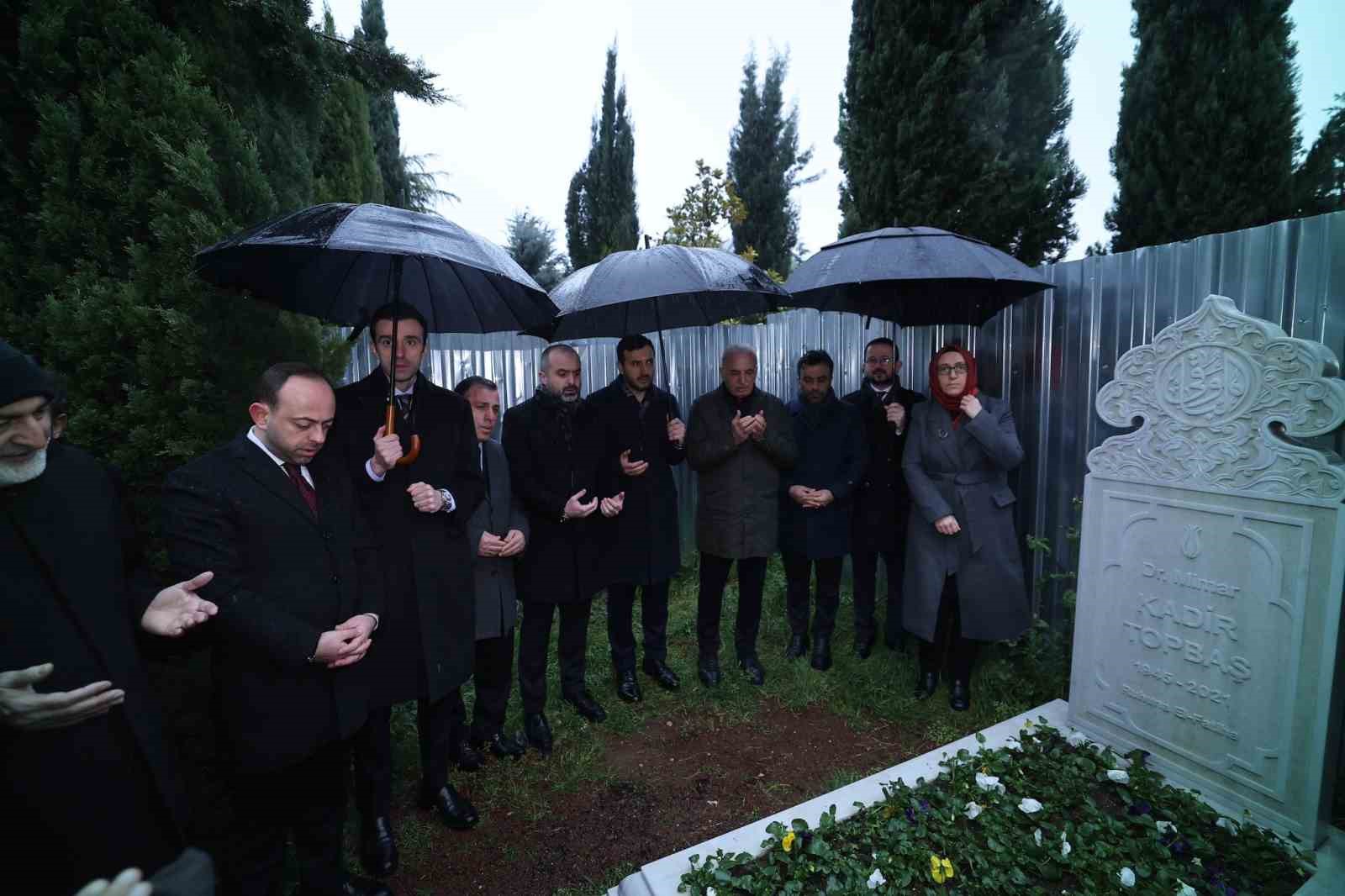 AK Parti İstanbul İl Başkanı Abdullah Özdemir, Fatih Sultan Mehmet Han’ın türbesini ziyaret etti