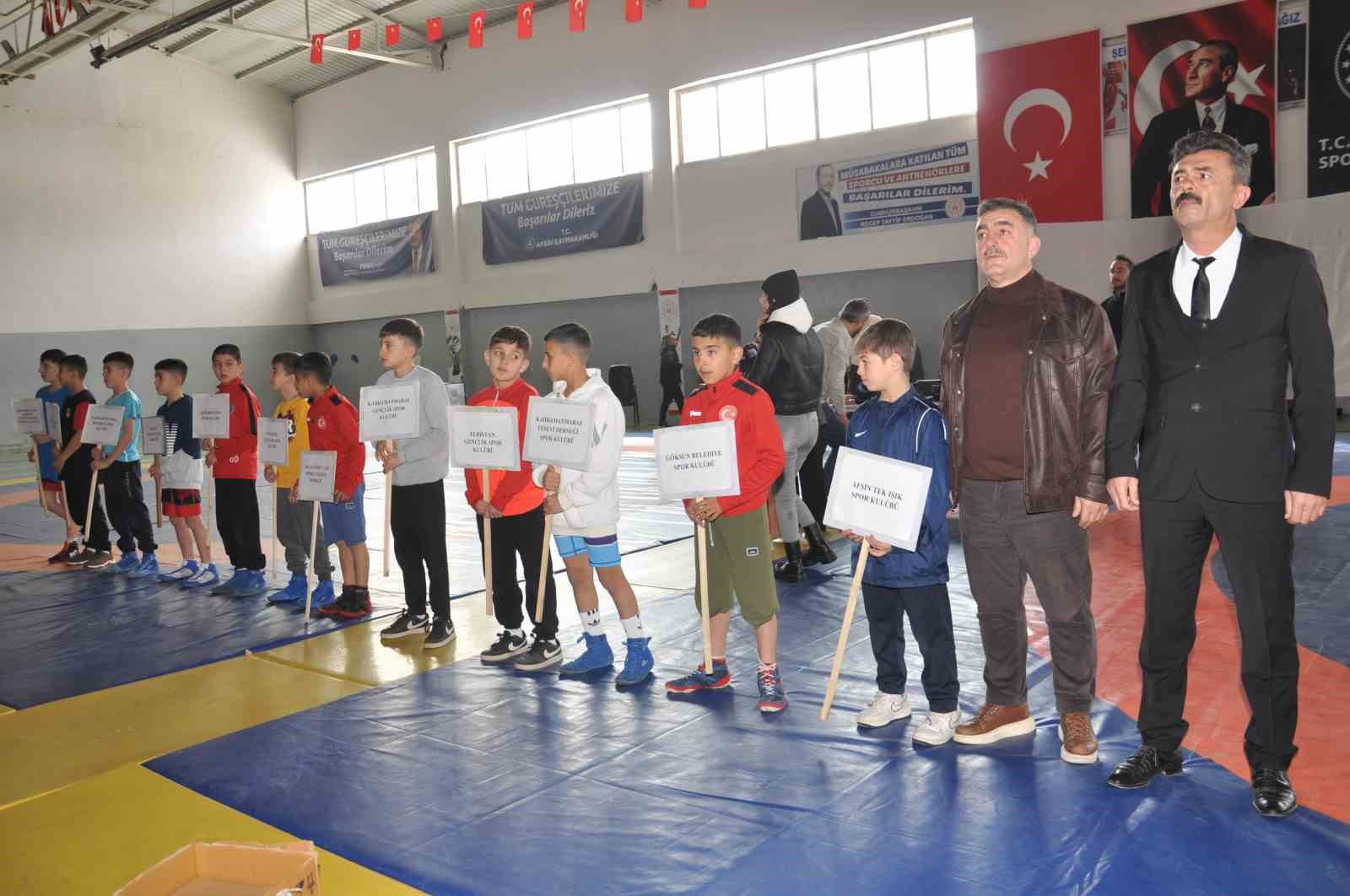 Depremde hayatını kaybeden sporcuların ansına güreş turnuvası
