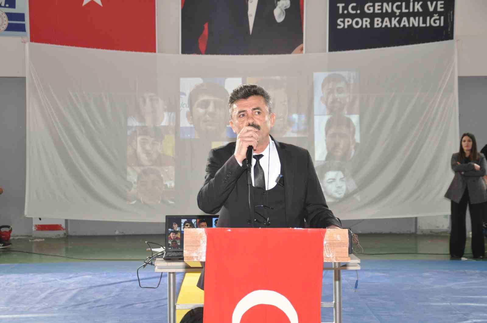 Depremde hayatını kaybeden sporcuların ansına g&uuml;reş turnuvası
