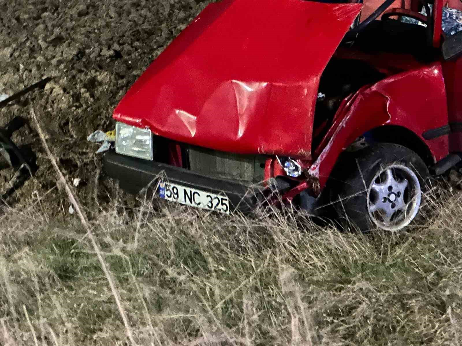 Yoldan &ccedil;ıkan otomobil tarlaya u&ccedil;tu: 2 yaralı
