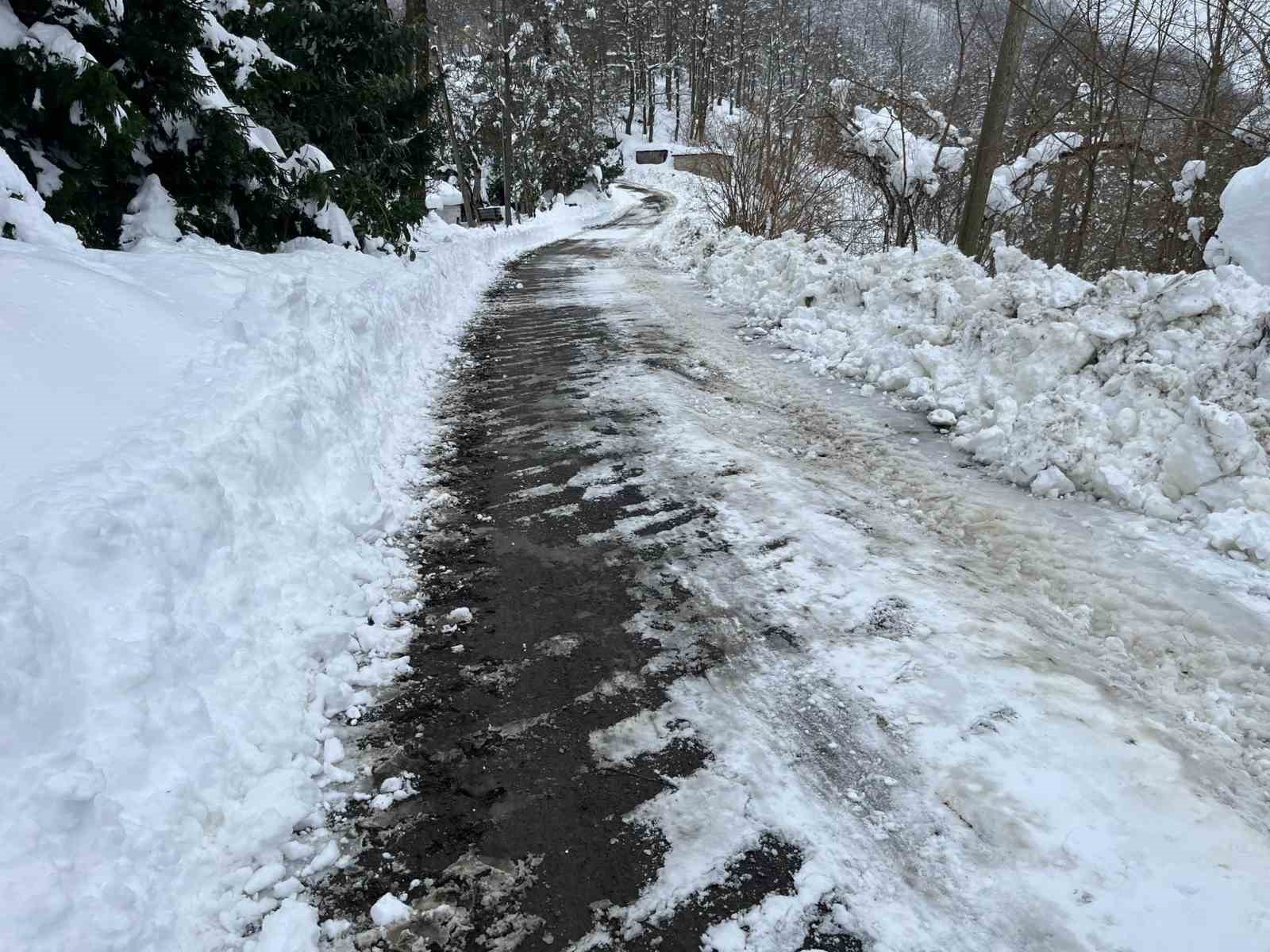 Trabzon&rsquo;da kar nedeniyle kapalı mahalle yolu kalmadı
