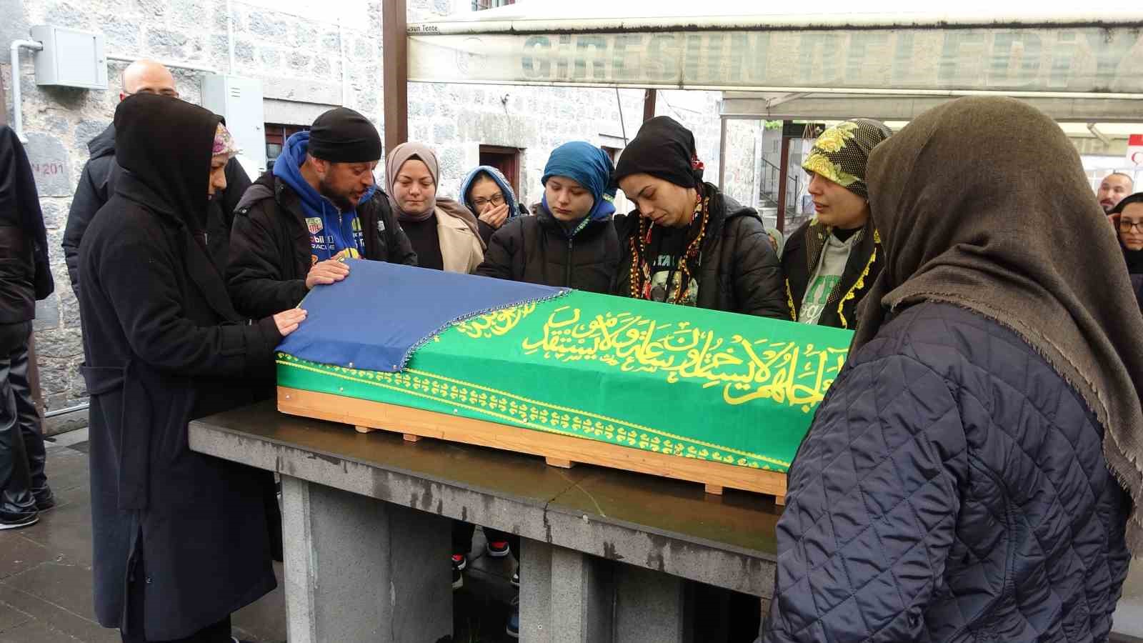 5 Yaşındaki Asya kansere yenik düştü