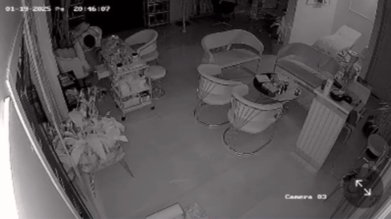 İstanbul&rsquo;da evlerden kontak anahtarı &ccedil;alan hırsız kamerada
