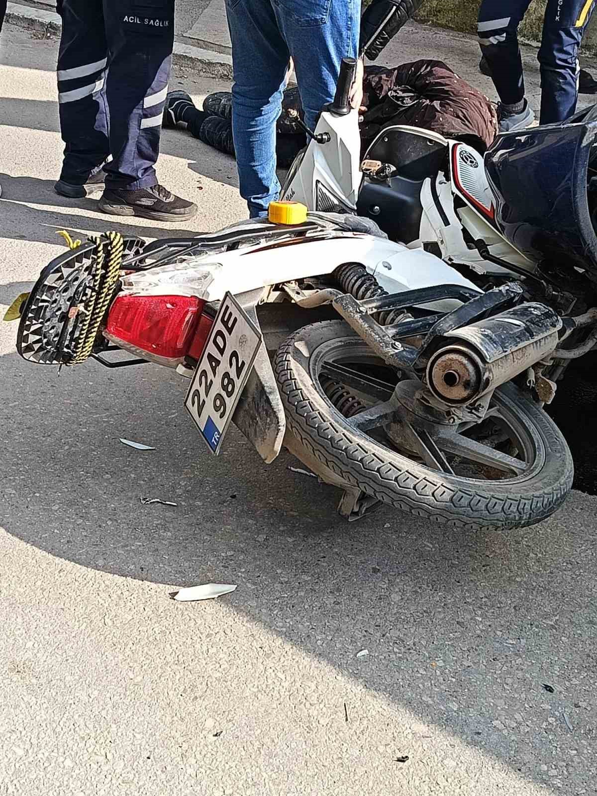 Edirne&rsquo;de otomobil ile motosiklettin &ccedil;arpışma anı kamerada: 2 yaralı
