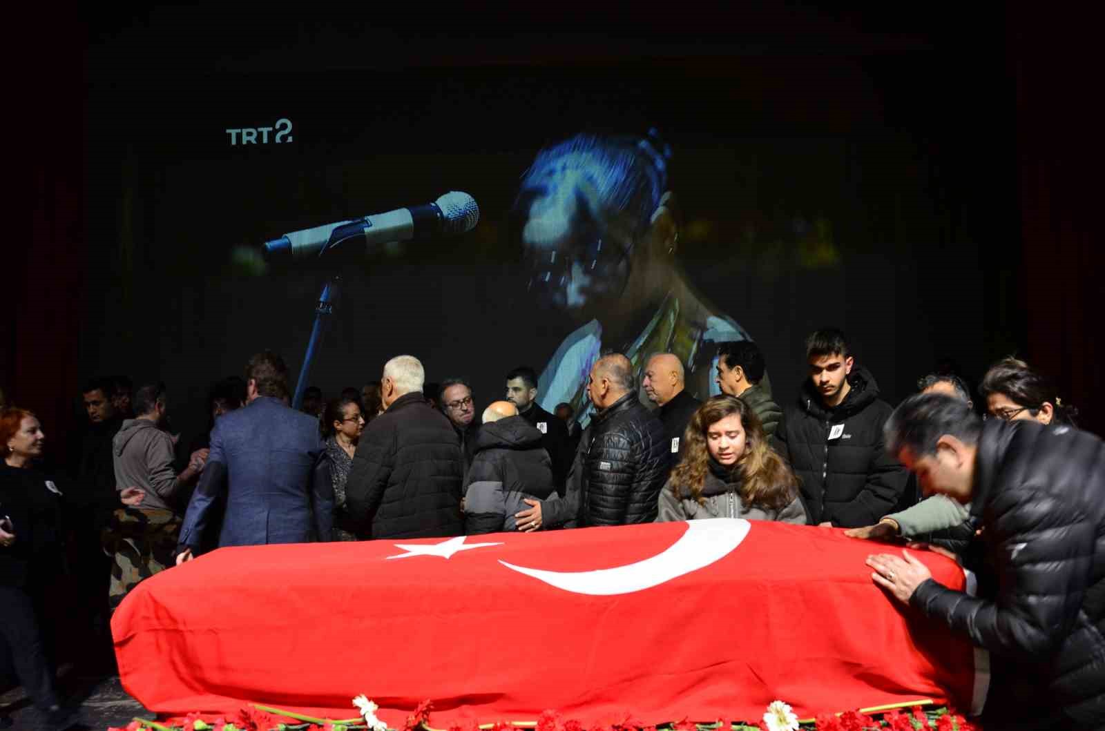 Trafik kazasında hayatını kaybeden genç keman sanatçısı için tören düzenlendi