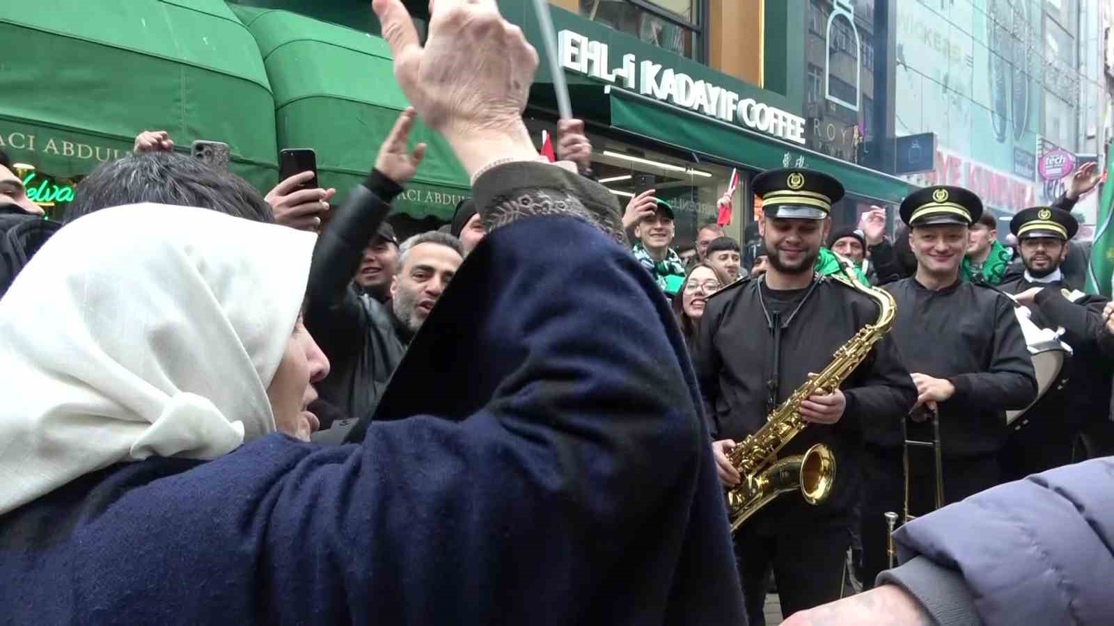 Kocaelispor taraftarı, Amed Sportif Faaliyetler ma&ccedil;ı &ouml;ncesi meydanlarda toplandı
